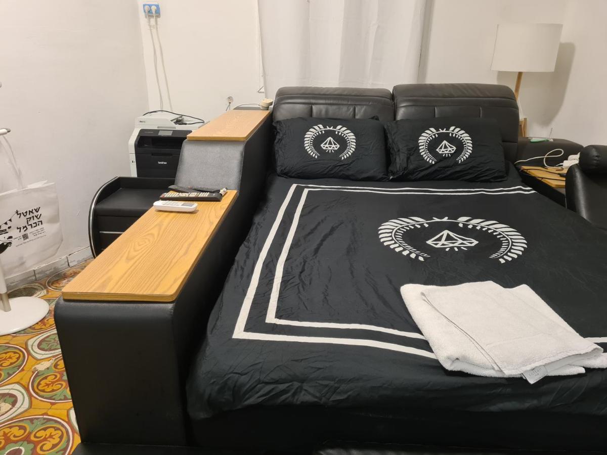 The Surfer'S Beach House 텔아비브 외부 사진