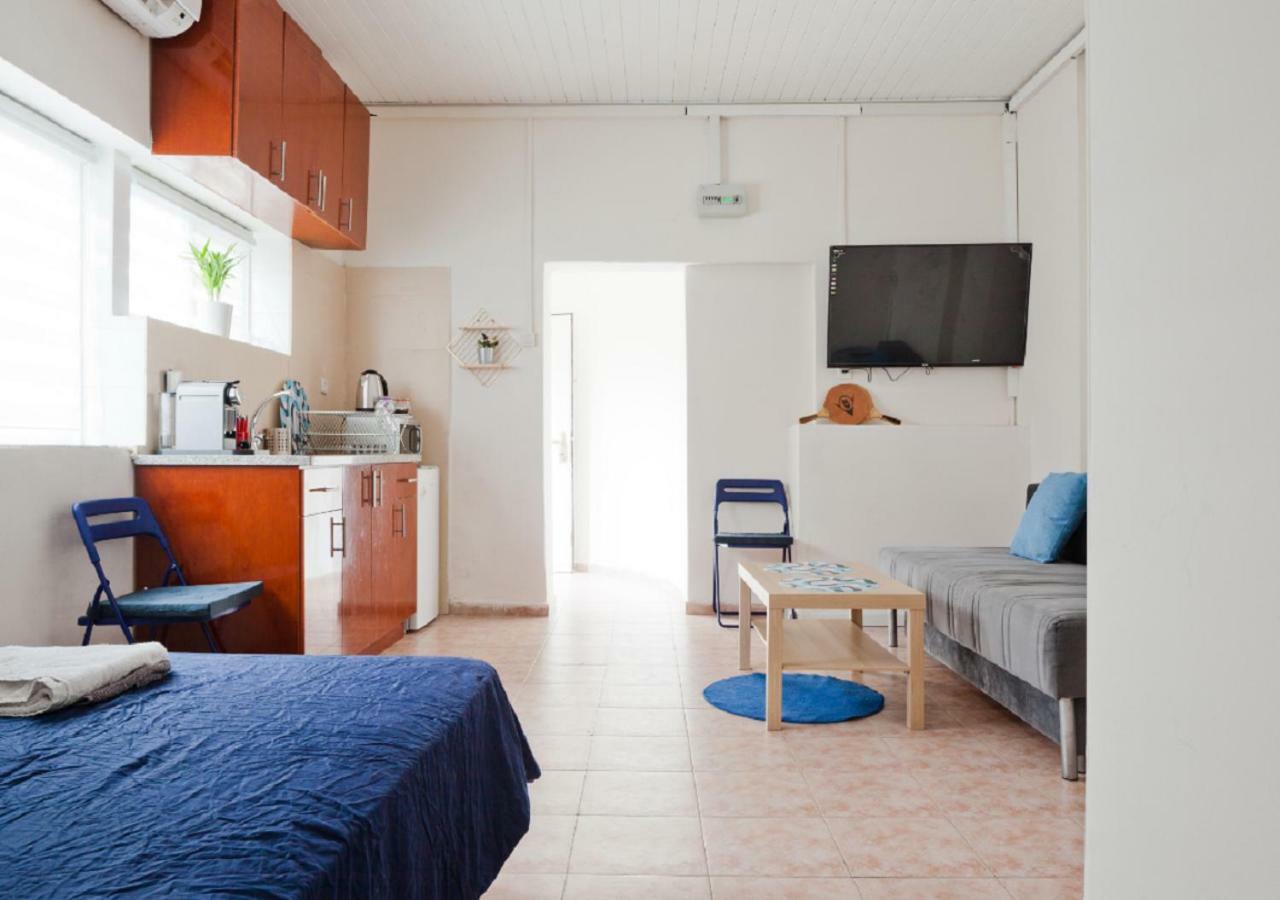 The Surfer'S Beach House 텔아비브 외부 사진